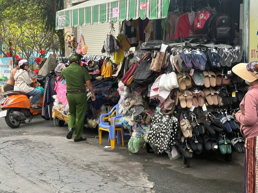 cong-an-phuong-dong-hung-thuan-xu-ly-hang-loat-bai-xe-xoa-quang-cao-ban (14).jpg