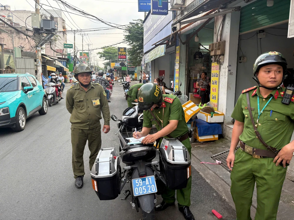 cong-an-phuong-dong-hung-thuan-xu-ly-hang-loat-bai-xe-xoa-quang-cao-ban (16).jpg