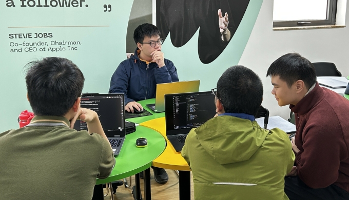 Sinh viên thực hành kỹ năng làm việc nhóm qua quá trình triển khai dự án. Ảnh: Finland Metropolia Vietnam