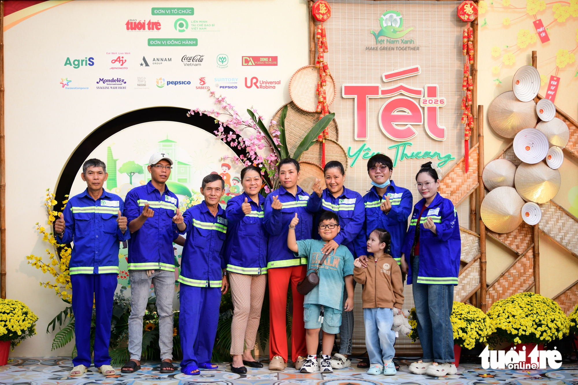 Ấm áp buổi cơm tất niên cùng người thu gom rác dân lập - Ảnh 3.