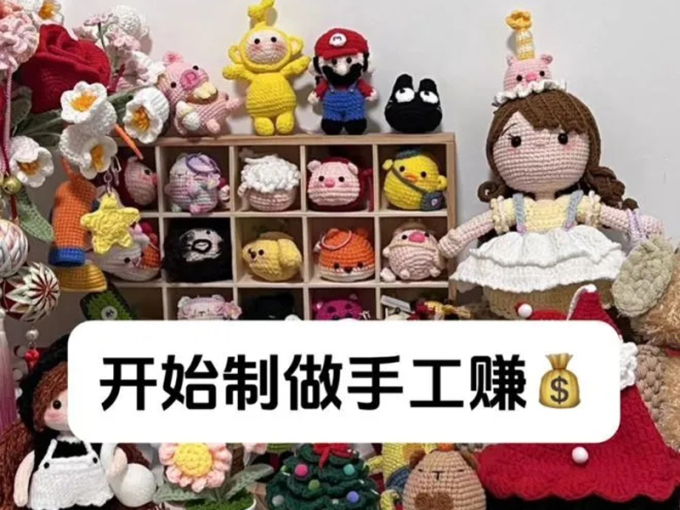 Thế Vĩ làm đồ thủ công bán lấy tiền trang trải chi phí chữa bệnh và đi họ. Ảnh: The Paper