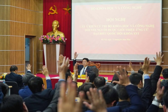 Cử tri biểu quyết thống nhất giới thiệu ông Vũ Hải Quân ứng cử đại biểu Quốc hội khóa XVI. Ảnh: Lưu Quý