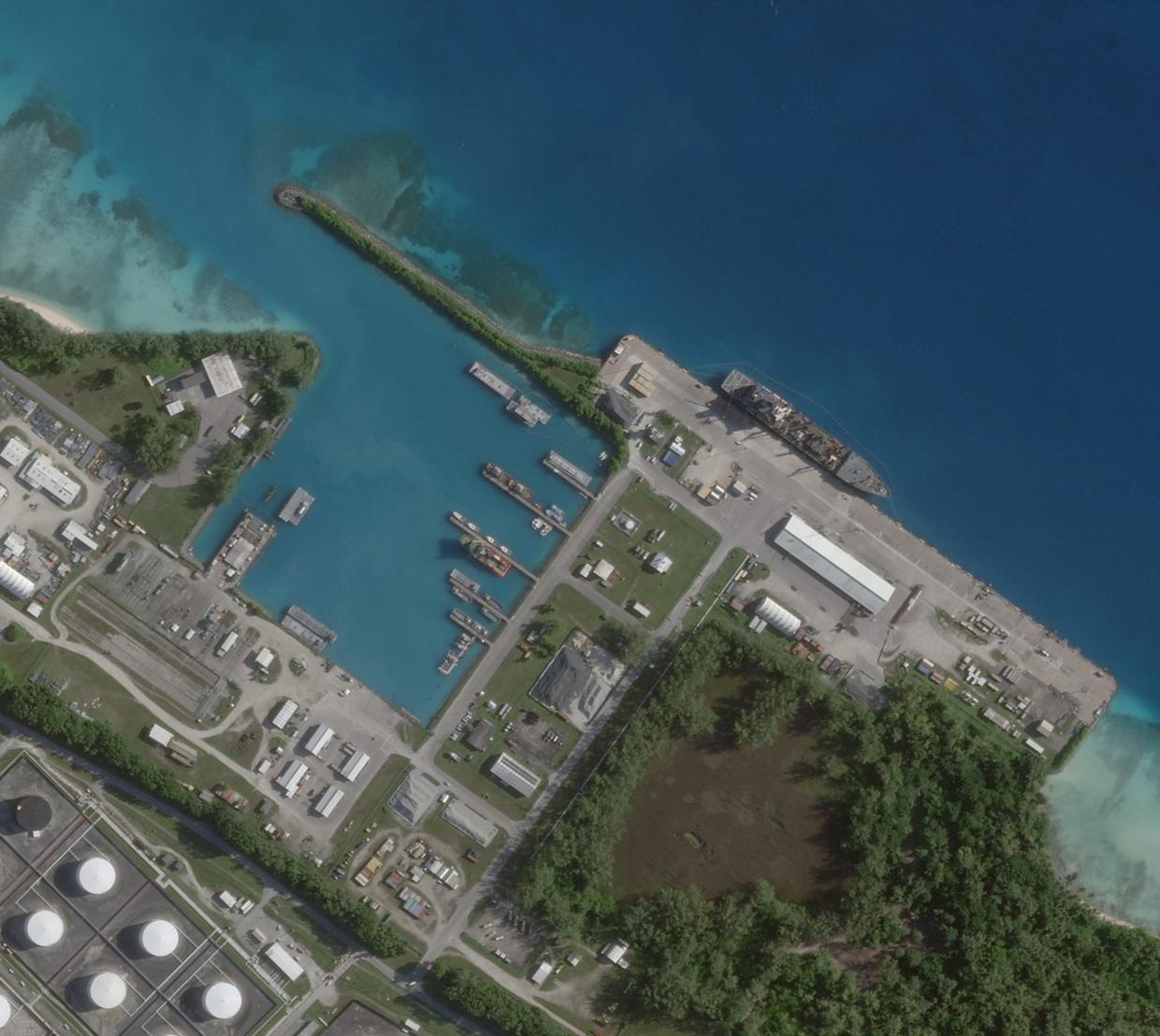 Ảnh vệ tinh hé lộ căn cứ Diego Garcia, tâm điểm của căng thẳng Mỹ 2 Ảnh vệ tinh về căn cứ quân sự Diego Garcia, tâm điểm của căng thẳng Mỹ - Anh - Ảnh 2.