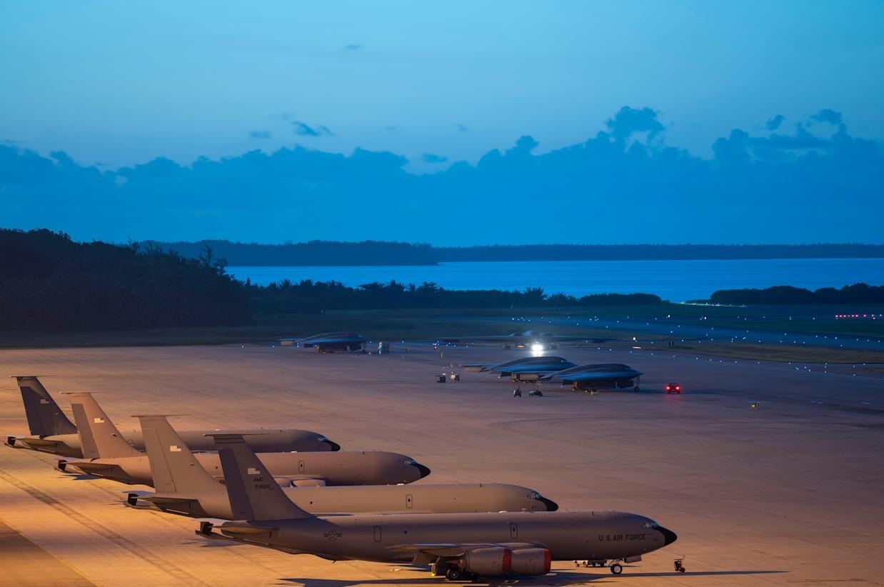 Ảnh vệ tinh hé lộ căn cứ Diego Garcia, tâm điểm của căng thẳng Mỹ 4 Ảnh vệ tinh về căn cứ quân sự Diego Garcia, tâm điểm của căng thẳng Mỹ - Anh - Ảnh 4.