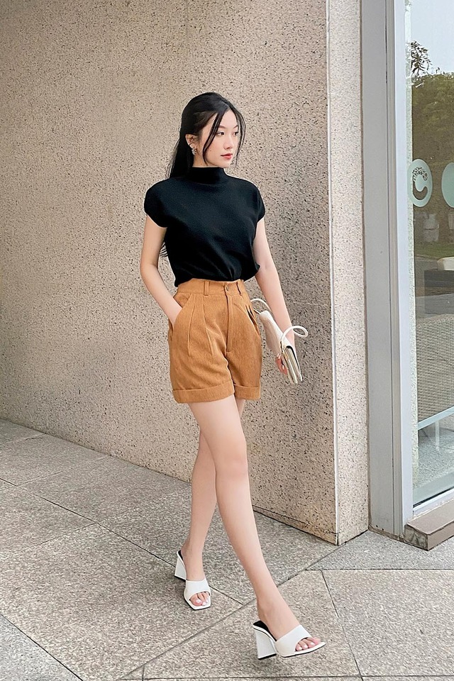 Quần nhung trầm ấm, 'chìa khóa' cho vẻ ngoài sang trọng thầm lặng- Ảnh 2. Quần nhung trầm ấm, 'chìa khóa' cho vẻ ngoài sang trọng thầm lặng- Ảnh 2.