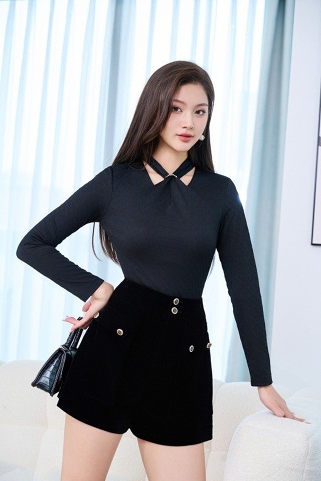 Quần nhung trầm ấm, 'chìa khóa' cho vẻ ngoài sang trọng thầm lặng- Ảnh 5. Quần nhung trầm ấm, 'chìa khóa' cho vẻ ngoài sang trọng thầm lặng- Ảnh 5.