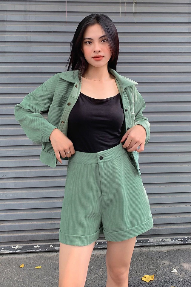 Quần nhung trầm ấm, 'chìa khóa' cho vẻ ngoài sang trọng thầm lặng- Ảnh 6. Quần nhung trầm ấm, 'chìa khóa' cho vẻ ngoài sang trọng thầm lặng- Ảnh 6.