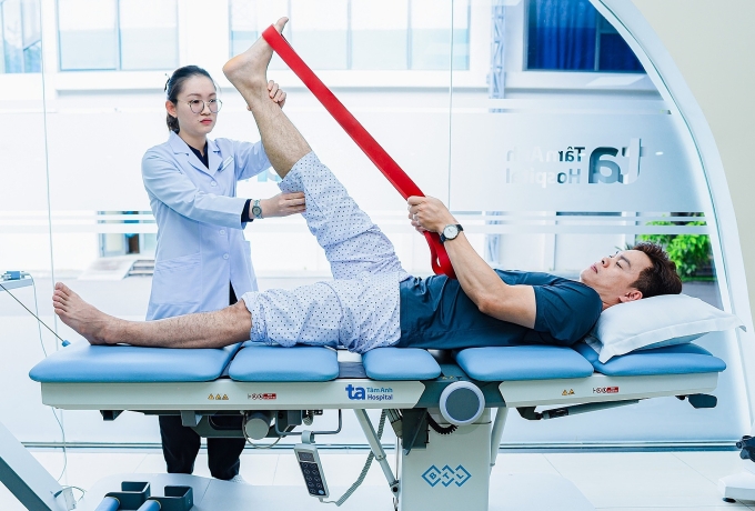 Người bệnh tập phục hồi chức năng cải thiện sức mạnh cơ vùng khớp háng. Ảnh: Bệnh viện Đa khoa Tâm Anh