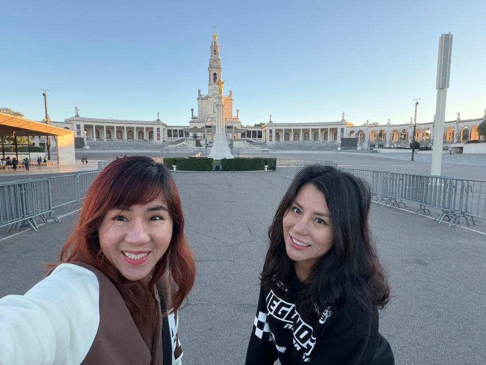 Nhóm phụ nữ Việt tự lái ô tô qua 25 quốc gia trong một năm - 2