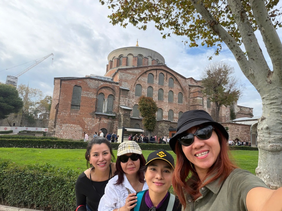 Nhóm phụ nữ Việt tự lái ô tô qua 25 quốc gia trong một năm - 6