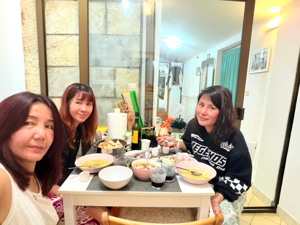 Nhóm phụ nữ Việt tự lái ô tô qua 25 quốc gia trong một năm - 10