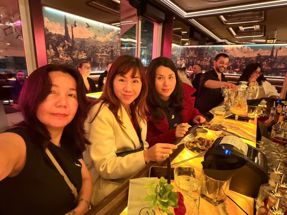 Nhóm phụ nữ Việt tự lái ô tô qua 25 quốc gia trong một năm - 11