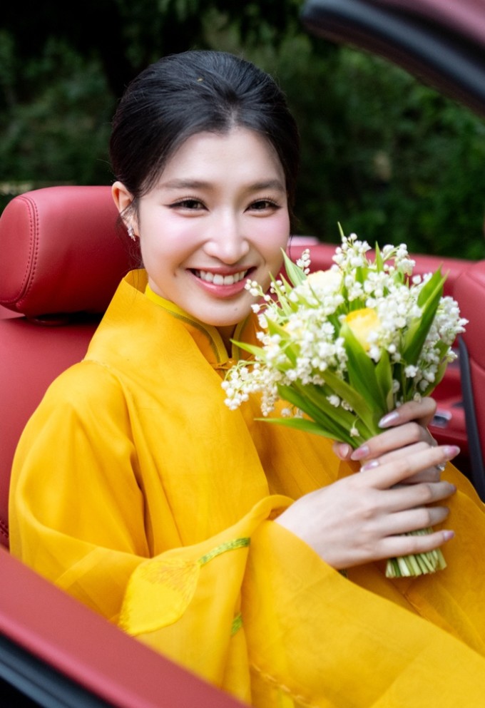 Á hậu rạng rỡ khi lên xe hoa.