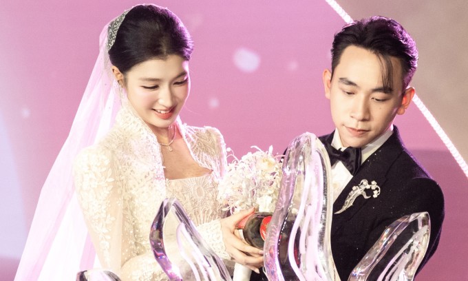 Phương Nhi diện váy cưới chất liệu ren cùng phong cách trang điểm nhẹ nhàng ở tiệc tối.