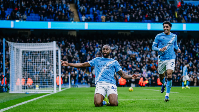 Antoine Semenyo trượt cỏ mừng bàn ấn định chiến thắng. Ảnh: Man City