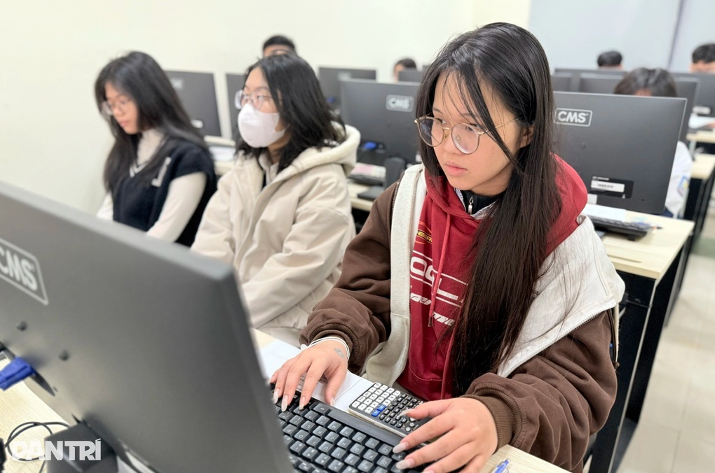 Thí sinh 4h30 đến trường để tranh suất vào đại học sớm - 2