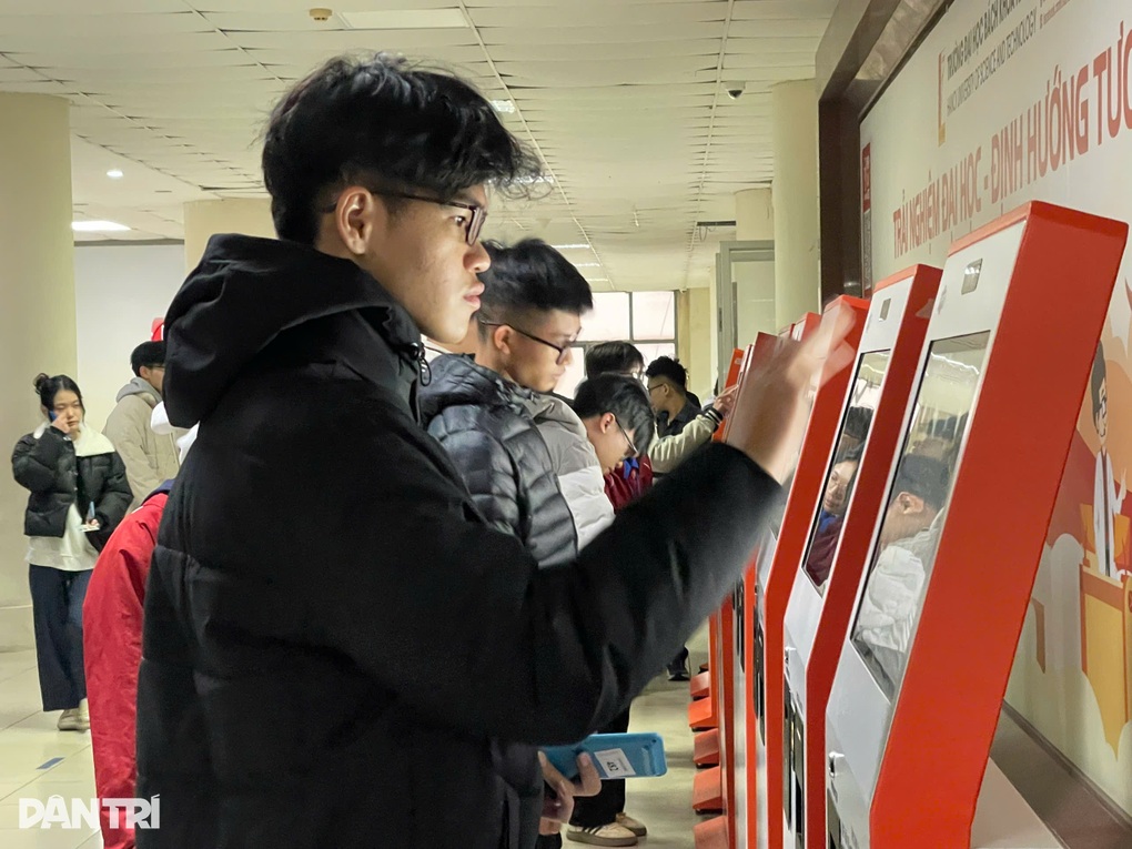 Thí sinh 4h30 đến trường để tranh suất vào đại học sớm - 3
