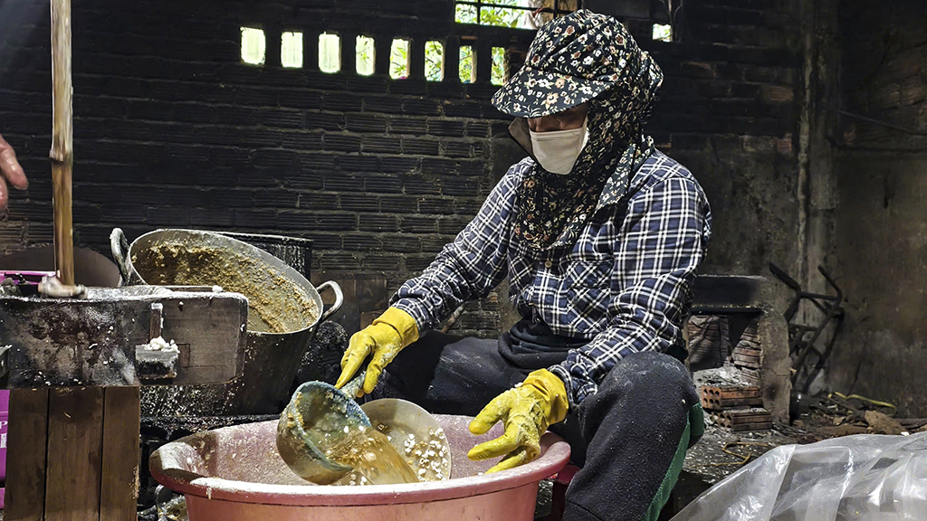 Giữ hương tết xưa: Làng bánh nổ giữ vị tết qua những nhịp búa- Ảnh 2.