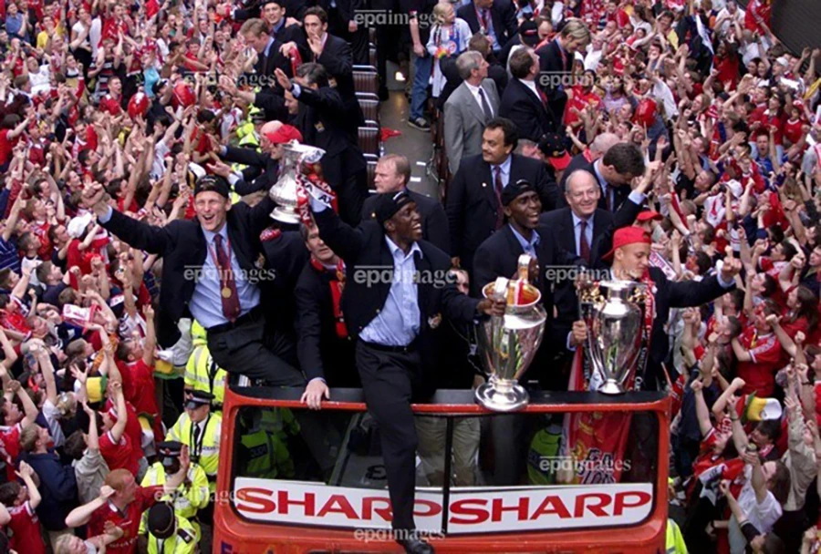 Sheringham (trái) và Cole cùng nhau giành nhiều danh hiệu tại Manchester United nhưng không nói chuyện với nhau. ẢNH: EPA mu-Sheringham-cole.jpg