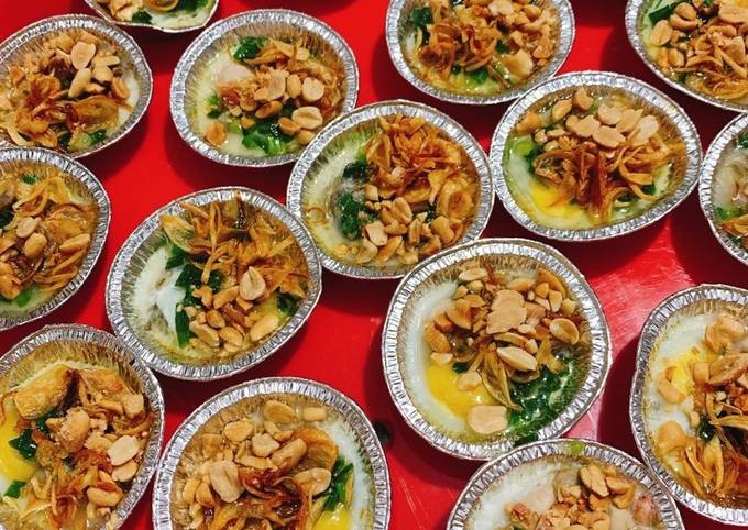 Xếp từng con hàu vào chén nhỏ, đập thêm trứng cút lên trên, sau đó đặt lần lượt vào nồi chiên không dầu, nướng lần đầu ở nhiệt độ 200 độ C trong 5 phút. Bạn lấy hàu ra, rưới mỡ hành lên, rắc thêm lạc rang và hành phi rồi tiếp tục nướng lần hai ở 160 độ C trong 5 phút. Tùy vào từng loại nồi, bạn có thể điều chỉnh nhiệt độ sao cho phù hợp để hàu chín thơm ngon nhất.