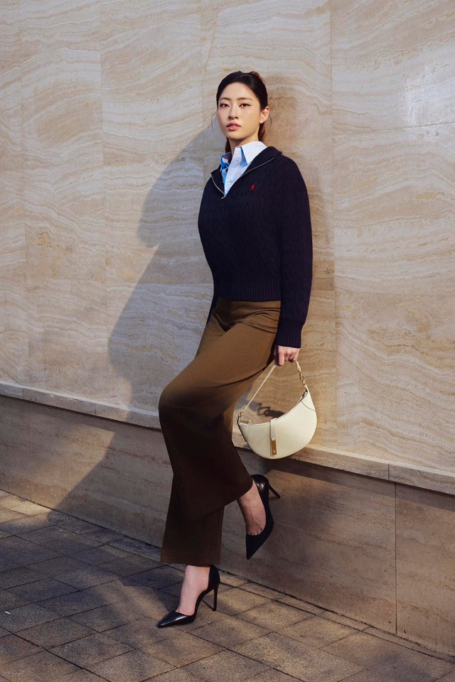 Không chỉ sở hữu vóc dáng đáng mơ ước, Hoa hậu Lương Thùy Linh còn có làn da khỏe khoắn, đều màu. Để có làn da căng bóng, người đẹp rất chú trọng bảo vệ da dưới ánh nắng vì người đẹp quan niệm "da muốn trắng trước tiên phải khỏe".