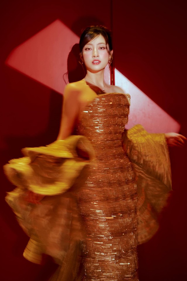 Ngoài các bước chống nắng hàng ngày, Hoa hậu 10X cũng rất quan tâm đến việc làm sạch da. Lương Thùy Linh chỉ tẩy trang nếu có trang điểm, còn không cô dùng sữa rửa mặt lành tính cùng máy rửa mặt để làm sạch sâu mà không khiến da bị tổn thương.