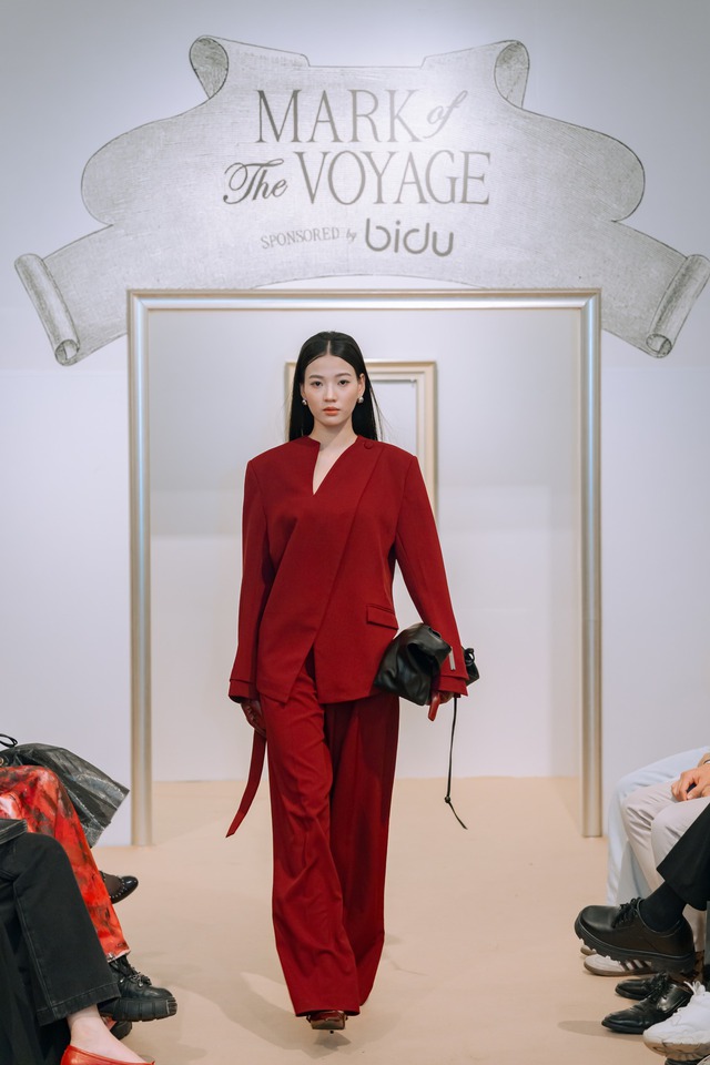 Siêu mẫu Hoàng Thùy, fashionista Harry Nista nổi bật tại giải thưởng thời trang- Ảnh 10.