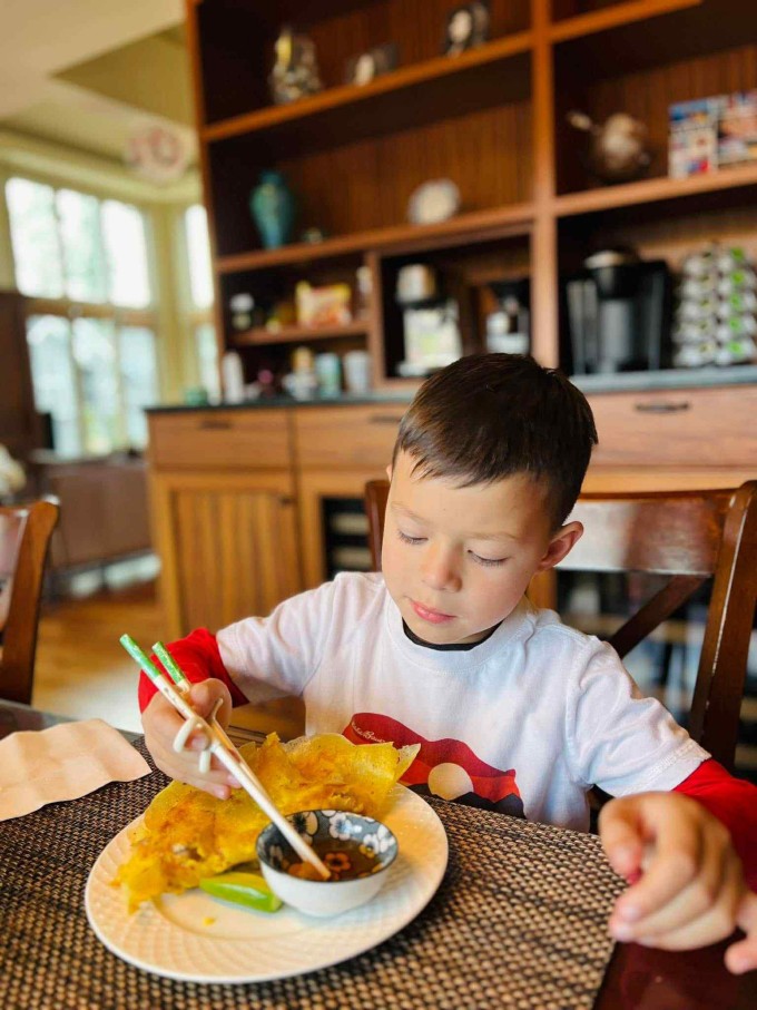Vợ Việt nấu bánh xèo, phở bò khiến chồng con Mỹ mê tít 5 Vợ Việt nấu bánh xèo, phở bò khiến chồng con Mỹ mê tít - 4