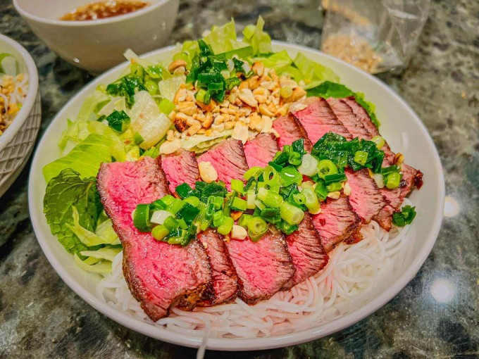 Vợ Việt nấu bánh xèo, phở bò khiến chồng con Mỹ mê tít 12 Vợ Việt nấu bánh xèo, phở bò khiến chồng con Mỹ mê tít - 11