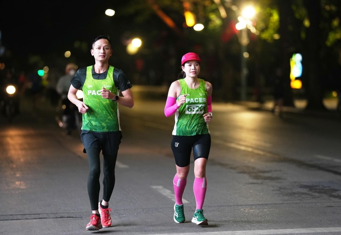 Chị Thùy Dương (phải) trong một buổi chạy cùng CLB Long Distance Runners. Ảnh: Long Distance Runners