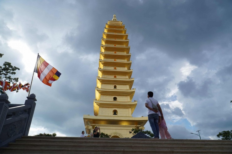 Điểm nhấn đặc biệt của công trình là bảo tháp Quang Minh cao 13 tầng dát vàng rực rỡ.