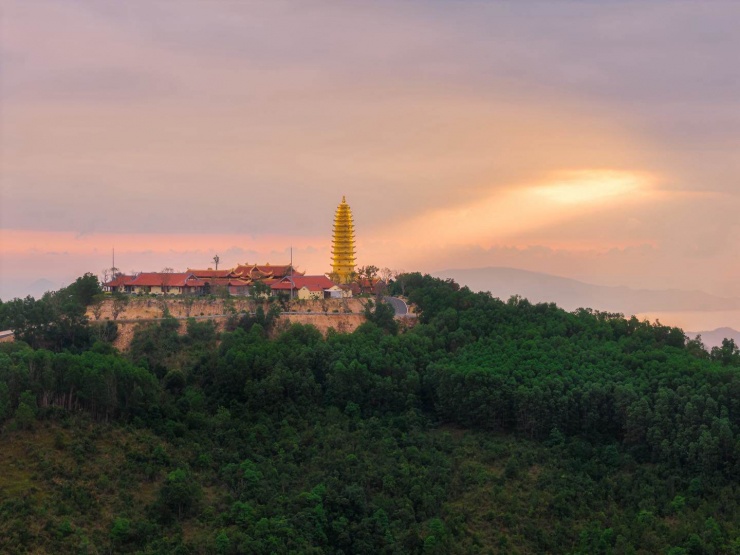 Cận cảnh ngôi chùa có bảo tháp dát vàng - Nơi doanh nhân Minh Hoàng và Á hậu Phương Nhi làm lễ Hằng thuận - 9