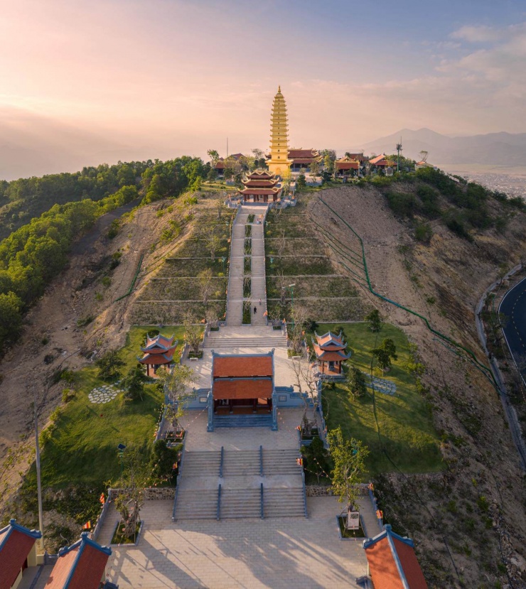 Cận cảnh ngôi chùa có bảo tháp dát vàng - Nơi doanh nhân Minh Hoàng và Á hậu Phương Nhi làm lễ Hằng thuận - 10