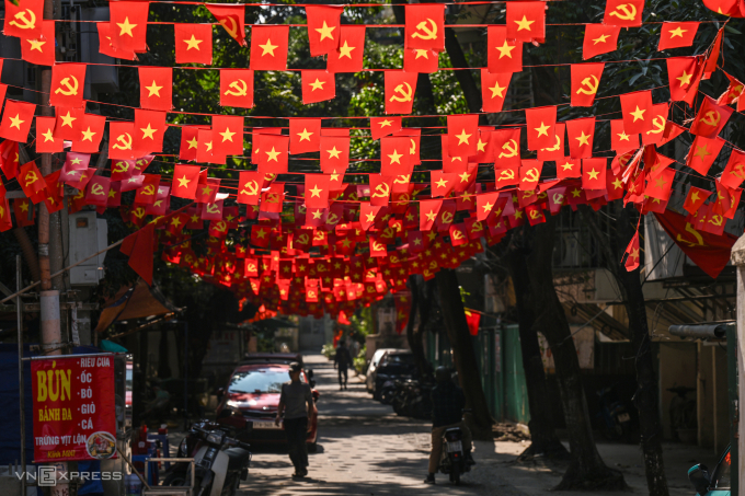 Cờ Tổ quốc và cờ Đảng tại một con phố ở Hà Nội trong ảnh chụp ngày 7/1. Ảnh: Giang Huy