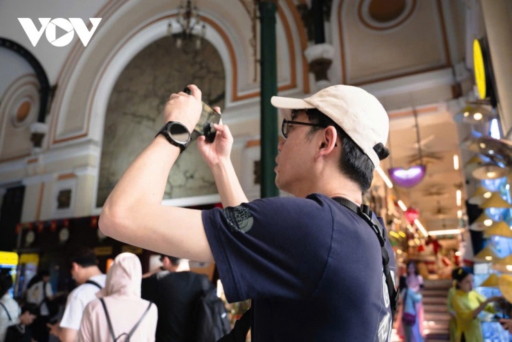 Nhộn nhịp những lá thư tay ở Bưu điện Trung tâm Sài Gòn dịp cận Tết 3 Năm 1860, sau khi chiếm đóng Gia Định, Pháp đã khẩn trương tiến hành xây dựng Sở Dây thép Sài Gòn (hay còn gọi là Bưu điện Sài Gòn) nhằm thiết lập hệ thống thông tin liên lạc, do kiến trúc sư người Pháp Gustave Eiffel thiết kế. Đến năm 1863, Bưu điện thành phố chính thức khánh thành. Năm 1864, những lá thư đầu tiên dán “con cò” - cách gọi tem của người dân thời bấy giờ đã được phát hành và gửi đi khắp nơi, cả trong và ngoài nước. Do nhu cầu của người dân tăng cao, Bưu điện được xây dựng lại từ năm 1886 theo thiết kế của kiến trúc sư Auguste Vildieu và trợ lý Foulhoux. Năm 1891, trụ sở mới của Bưu điện Trung tâm thành phố chính thức đi vào hoạt động.