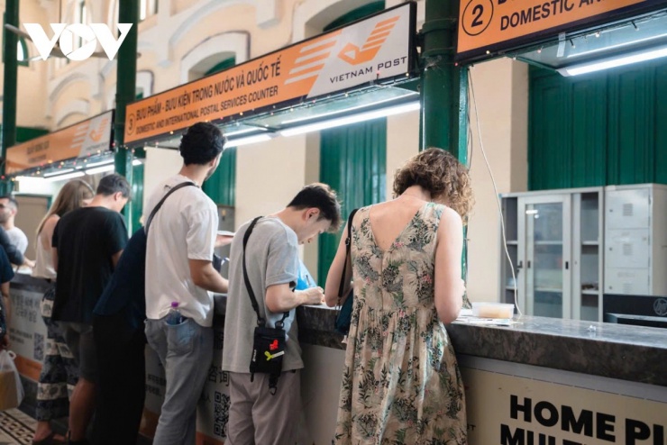 Nhộn nhịp những lá thư tay ở Bưu điện Trung tâm Sài Gòn dịp cận Tết 5 Bưu điện Trung tâm Sài Gòn hiện nay vẫn thực hiện đúng chức năng chính của Bưu điện: cung cấp đa dạng dịch vụ bưu chính, từ gửi thư, bưu phẩm, chuyển tiền, đến dịch vụ điện hoa và quà tặng. Bước vào bên trong Bưu điện, hai hàng quầy giao dịch bưu chính đặt song song, với bốn dãy bàn gỗ lớn được xếp dọc ở trung tâm, để phục vụ người dân có nhu cầu khai báo, ghi chép thư từ, bưu phẩm.