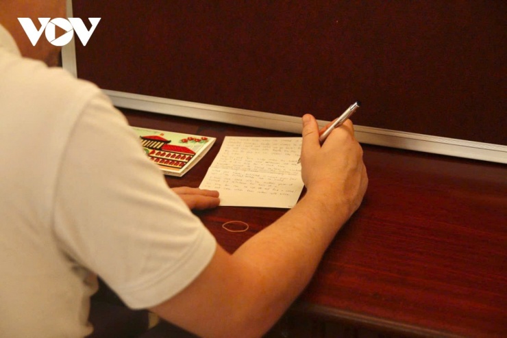 Nhộn nhịp những lá thư tay ở Bưu điện Trung tâm Sài Gòn dịp cận Tết 7 Chia sẻ với phóng viên, ông Smith và bà Femela (Australia) cho biết, đây là lần đầu tiên gia đình ông đến Việt Nam và đến Bưu điện qua lời giới thiệu của bạn bè. Ông cho biết, bưu điện để lại trong ông và vợ ông một ấn tượng sâu sắc bởi kiến trúc đặc biệt, đi cùng với bề dày văn hóa của nó. Ngoài ra, ông cùng vợ cũng thích thú trước hoạt động viết thư tại chỗ. “Chúng tôi đã mua tem, giấy, phong thư, sau đó ngồi lại để viết thư cho người thân. Chúng tôi muốn họ biết rằng vợ chồng chúng tôi đã từng ở Bưu điện TP.HCM, cũng như gừi lời yêu thương đến họ”, bà Femela nói thêm.