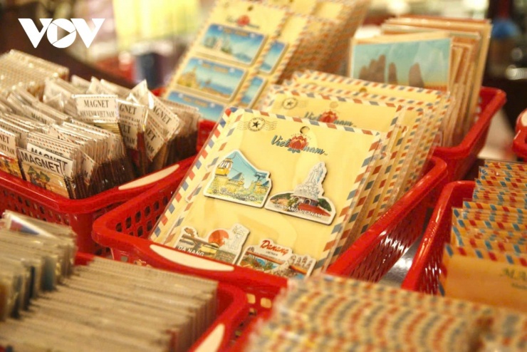 Nhộn nhịp những lá thư tay ở Bưu điện Trung tâm Sài Gòn dịp cận Tết 8 Bưu điện Trung tâm Sài Gòn không chỉ cung cấp các dịch vụ bưu chính mà còn là một địa điểm phổ biến cho khách du lịch mua những quà lưu niệm, những con tem, tấm bưu thiếp xinh đẹp, in hình Bưu điện hoặc các điểm tham quan nổi tiếng của TP.HCM; các sản phẩm đặc trưng của Việt Nam như mô hình các công trình nổi tiếng, áo thun, nón lá, bút, các mặt hàng thủ công truyền thống.