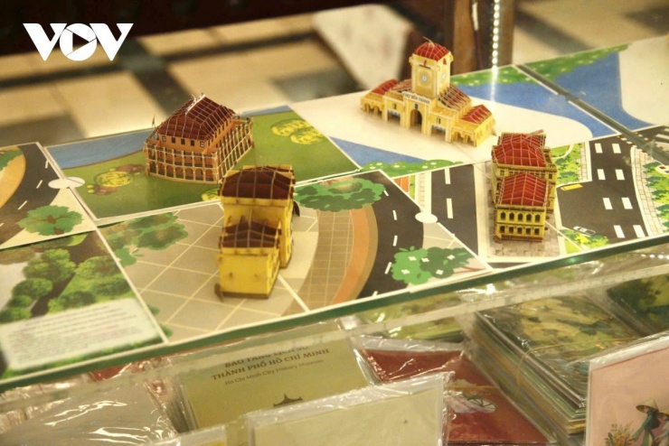 Nhộn nhịp những lá thư tay ở Bưu điện Trung tâm Sài Gòn dịp cận Tết 9 Một số gian hàng quà lưu niệm thủ công, postcard cũng được đặt ở trong Bưu điện như của hàng Ngoc Tuyet Postcard, Vietnam Handmade Souvenir,... Điều này tạo ra cơ hội tiếp xúc với đa dạng khách hàng và thu hút sự chú ý, tạo động lực cho các nhà sản xuất và nghệ nhân địa phương.