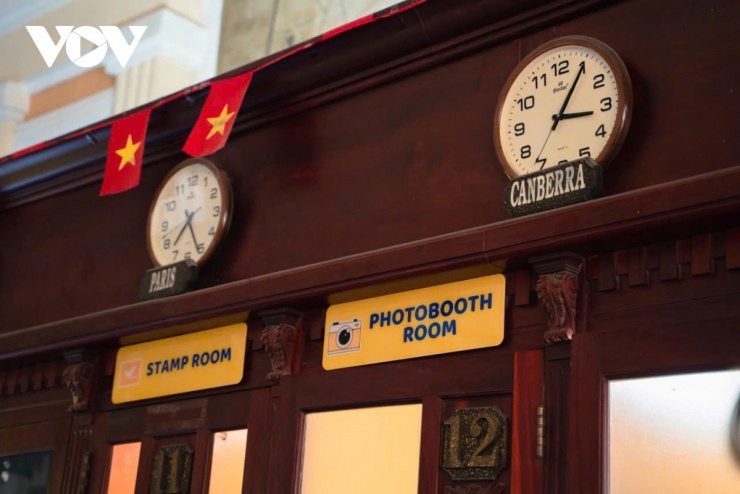 Nhộn nhịp những lá thư tay ở Bưu điện Trung tâm Sài Gòn dịp cận Tết 10 Giữa không gian cổ kính ấy, sự xuất hiện của khu buồng chụp hình (photobooth) nhanh chóng thu hút sự chú ý. Dù mới đi vào hoạt động, nơi này lúc nào cũng tấp nập người xếp hàng chờ chụp ảnh. Sự kết hợp cổ điển - hiện đại tạo nên điểm nhấn thú vị cho Bưu điện dịp cận Tết.