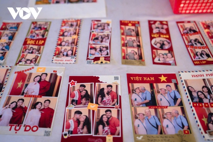 Nhộn nhịp những lá thư tay ở Bưu điện Trung tâm Sài Gòn dịp cận Tết 11 Buồng photobooth được thiết kế mang đậm tinh thần Việt với tông vàng chủ đạo và họa tiết bưu chính. Những phụ kiện như nón lá, khăn rằn hay cờ đỏ sao vàng khiến trải nghiệm chụp ảnh trở nên gần gũi hơn. Xu hướng chụp photobooth vốn quen thuộc nay được làm mới trong không gian di sản. Sự giao thoa giữa kiến trúc trăm năm và công nghệ hiện đại mang lại trải nghiệm độc đáo cho du khách.