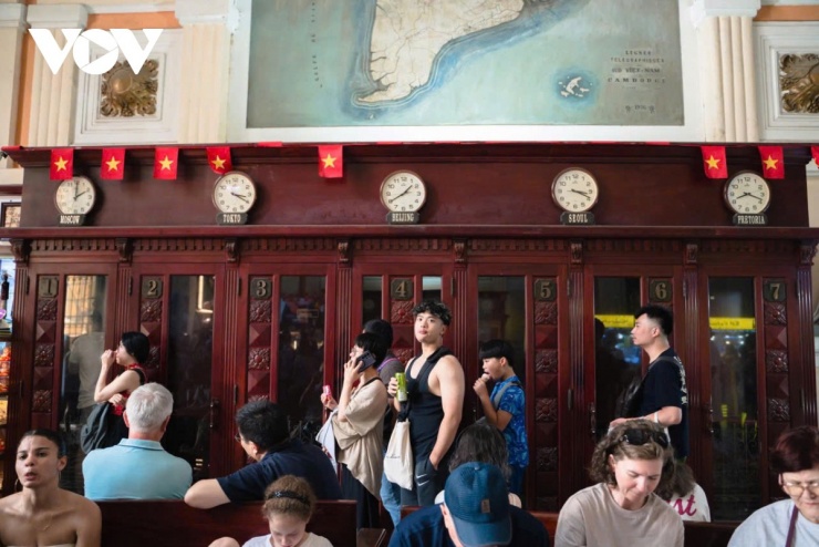 Nhộn nhịp những lá thư tay ở Bưu điện Trung tâm Sài Gòn dịp cận Tết 12 Với kiến trúc đẹp mắt cùng không gian rộng rãi, Bưu điện Trung tâm Sài Gòn là một địa điểm lý tưởng để tham quan và chụp ảnh. Du khách có thể dễ dàng bắt gặp những góc chụp đẹp từ sảnh chính, mái vòm, cho đến các chi tiết nhỏ như hòm thư và bốt điện thoại cổ. Bưu điện cũng có nhiều khu vực ngồi nghỉ ngơi thư giãn, nơi du khách có thể tạm dừng chân và thưởng thức không gian yên bình giữa lòng thành phố.