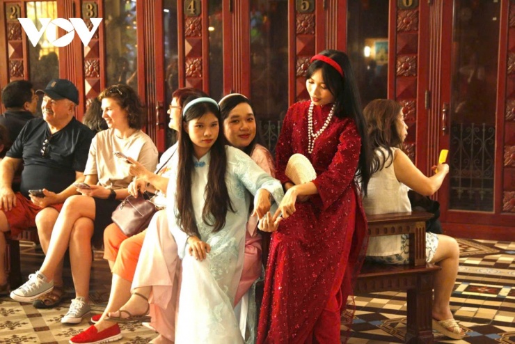 Nhộn nhịp những lá thư tay ở Bưu điện Trung tâm Sài Gòn dịp cận Tết 13 Chị Ngọc Trâm (phường Diên Hồng, TP.HCM) cho biết, đây là năm đầu tiên chị chụp ảnh áo dài tại đây. “Áo dài là bộ trang phục truyền thống thân thuộc nên mình cũng muốn đến nơi nào đó có không gian cổ điển để chụp ảnh lưu niệm. Đối với mình, Bưu điện trung tâm là nơi vô cùng lý tưởng để có thể chụp ảnh, đồng thời cũng có thể dành thời gian tham quan, tìm hiểu về kiến trúc và văn hóa”, chị Trâm nói.