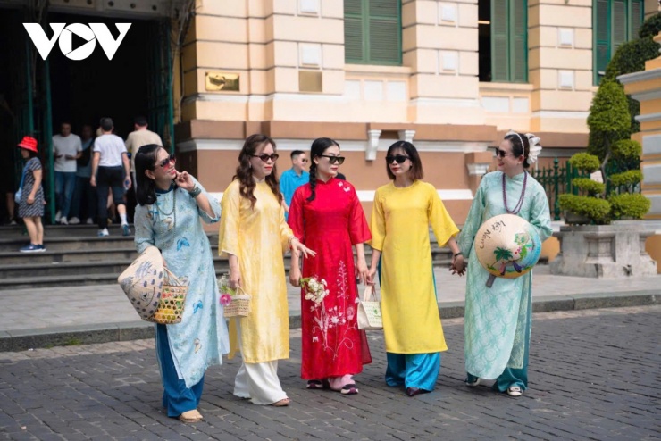 Nhộn nhịp những lá thư tay ở Bưu điện Trung tâm Sài Gòn dịp cận Tết 14 Những tà áo dài đủ sắc màu xuất hiện dày đặc hơn khi Tết cận kề. Người đến chụp ảnh không phân biệt tuổi tác, từ nhóm bạn trẻ đến các gia đình nhiều thế hệ. Bưu điện vì thế trở thành không gian kết nối ký ức chung của nhiều người.