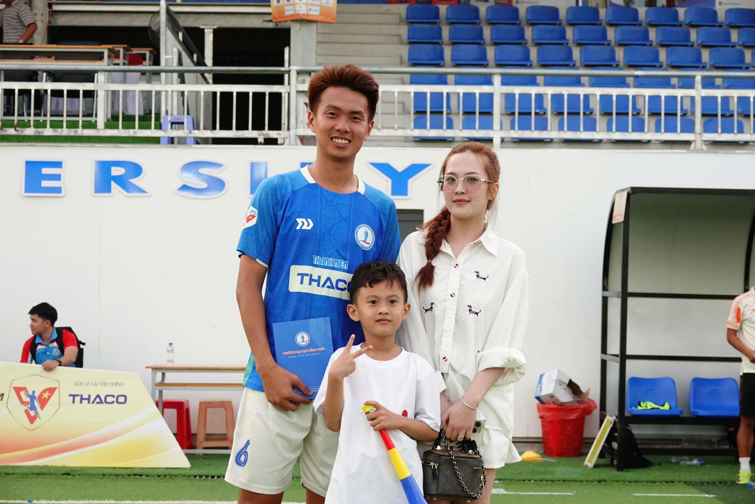 Cầu thủ 'đặc biệt' của Trường ĐH Đồng Tháp tại TNSV THACO cup 2026: Vợ con luôn sát cánh- Ảnh 2. Cầu thủ 'đặc biệt' của Trường ĐH Đồng Tháp tại TNSV THACO cup 2026: Vợ con luôn sát cánh- Ảnh 2.