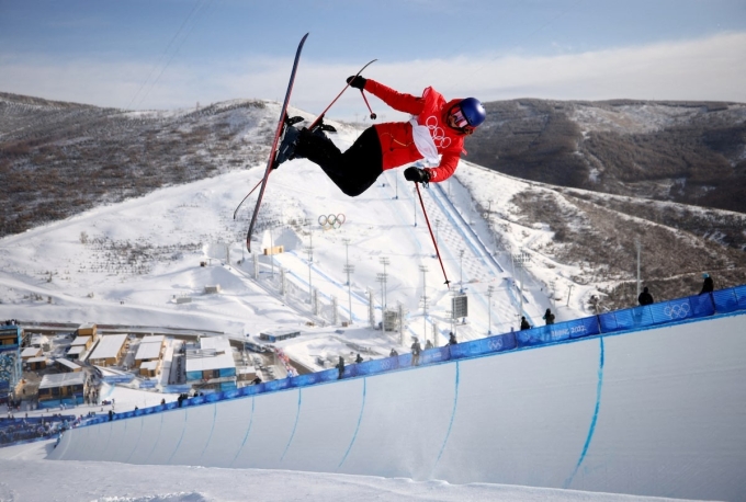 Eileen Gu thi đấu nội dung halfpipe tại Olympic Mùa đông 2022 ở công viên tuyết Genting, thành phố Trương Gia Khẩu, tỉnh Hà Bắc, Trung Quốc ngày 18/2/2022. Ảnh: Reuters