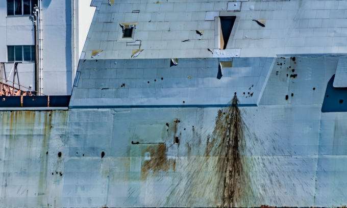 Chiến hạm USS Michael Monsoor bị bong tróc, rỉ sét trong ảnh chụp ở Nhật Bản hồi tháng 8/2025. Ảnh: X/Alsace_class