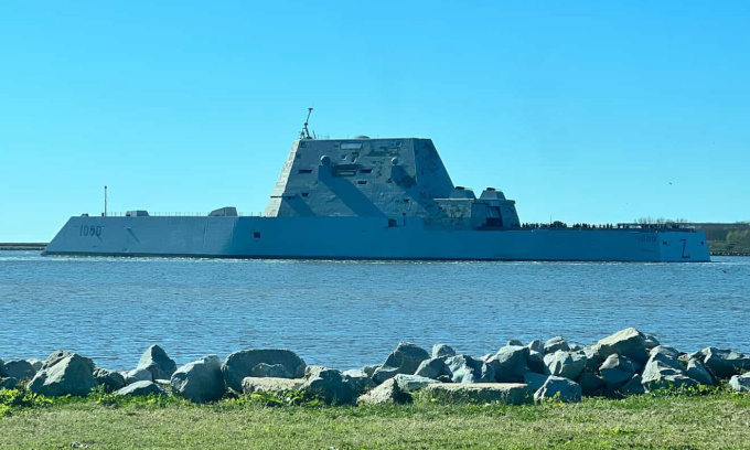 Khu trục hạm USS Zumwalt rời xưởng đóng tàu ở Pascagoula, Mississippi hôm 15/1. Ảnh: Warshipcam