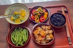 Chị đẹp nấu cơm cữ cho em gái nhiều sữa lại nhanh về dáng sau sinh