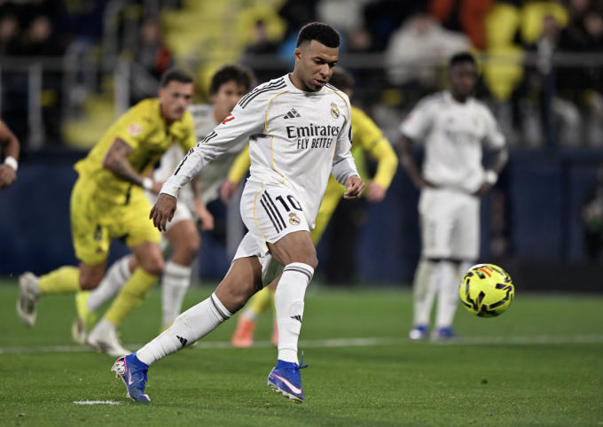 Mbappe dứt điểm kiểu Panenka, ấn định chiến thắng cho Real. Ảnh: Reuters